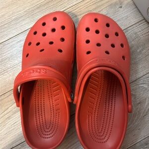 CROCS RED
